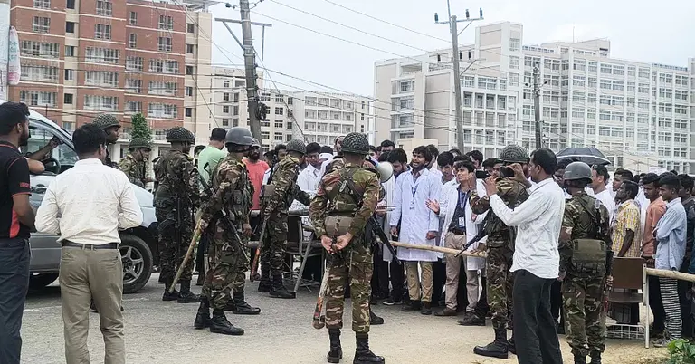 রাস্তা অবরোধ করে আন্দোলনরত শিক্ষার্থীদের সাথে কথা বলছে সেনাবাহিনী